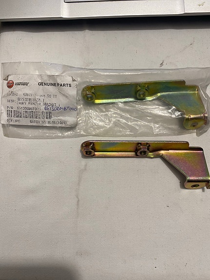 2kpl Kiinnitysrauta, etulokasuoja vasen Keeway HUSSAR/OLIVER - cpi