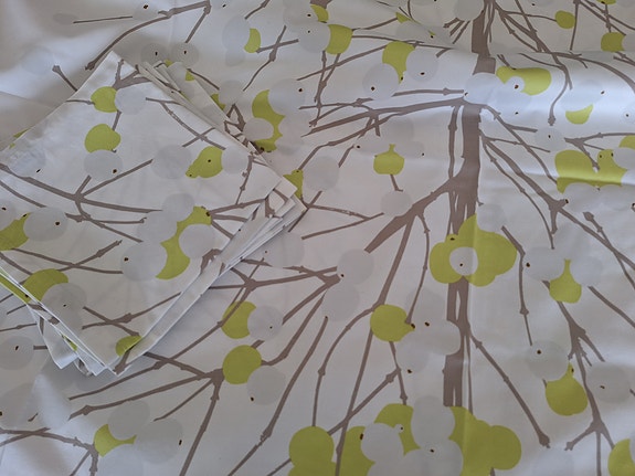 Marimekko Lumimarja-pöytäliina ja servetit