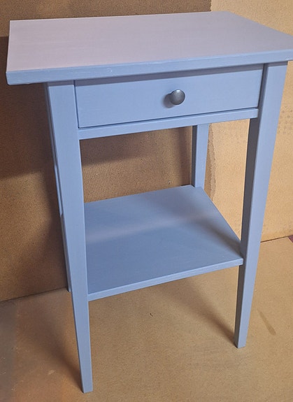 Vaaleansininen pieni pöytä Hemnes yöpöytä