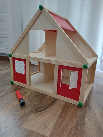 Puinen nukkekoti