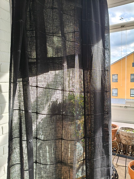 Mustat läpikuultavat verhot 2kpl. 100% polyester.