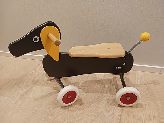 BRIO päältä ajettava mäyräkoira, musta