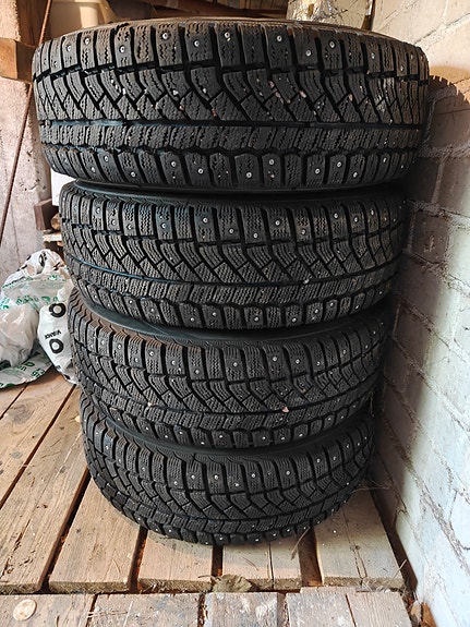 VW alkuperäiset, 15" peltivanteet ja nastarenkaat