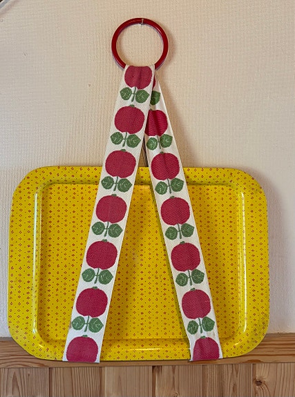 Marimekko keltainen tarjotin kuviolla
