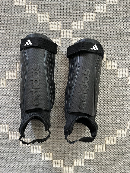 Adidas säärisuojat lapselle