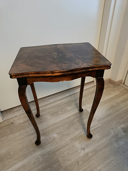 Sivu/yö pöytä 1800 luku