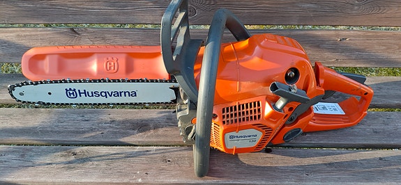 Moottorisaha Husgvarna 130.