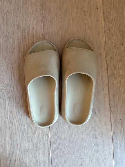 Yeezy sandaalit koko 36 beige