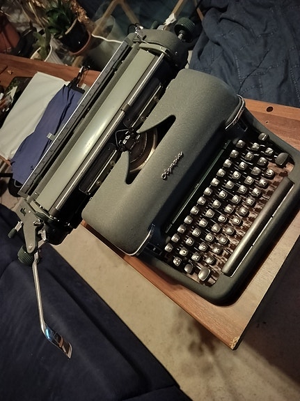 Kaunis Olympia SM Kirjoituskone