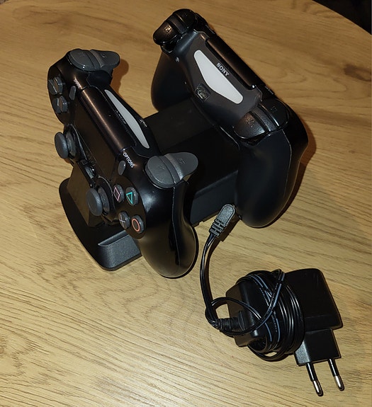 PS4-ohjaimet ja lataustelakka
