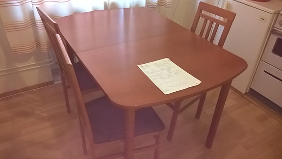 Puinen ruokapöytä ja tuolit, ruskea