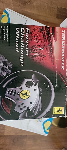 Thrustmaster Ferrari Challenge -rattiohjain polkimilla