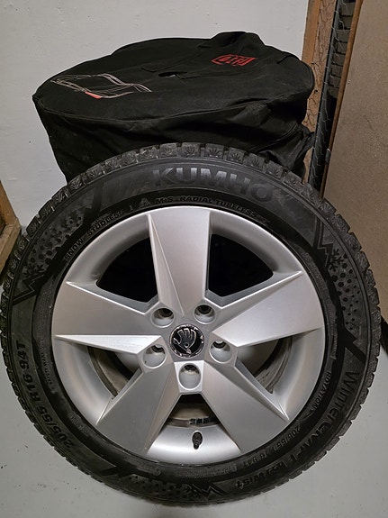 Skoda 16” aluvanteet + uudet Kumho 205/55 R16 kitkarenkaat