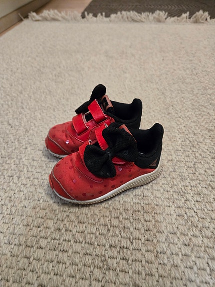 Adidas lasten lenkkarit koko 21 tytöille
