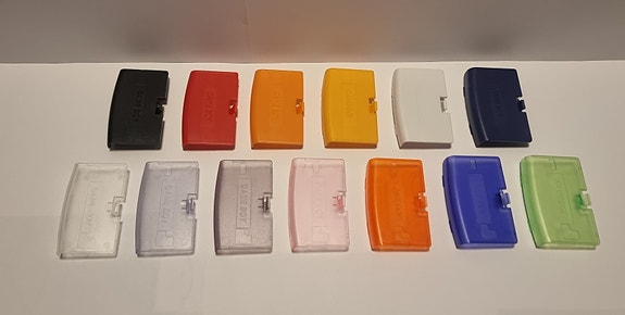 GAMEBOY ADVANCE paristoluukku (useita värejä) 5€/kpl