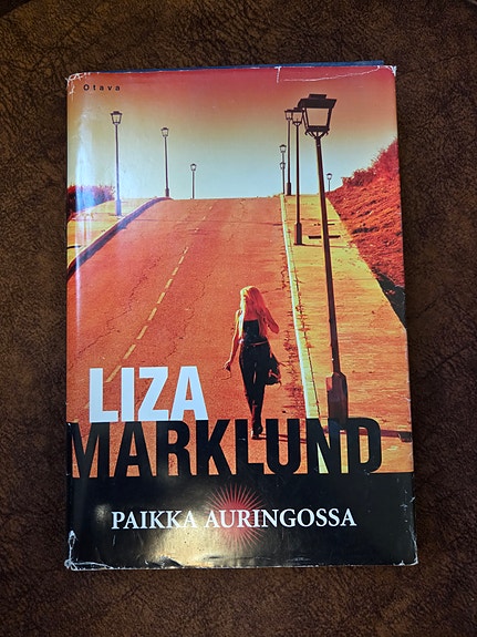 Liza Marklund Paikka auringossa kovakantinen kirja