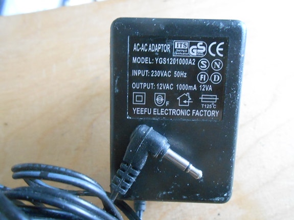 YeeFu 12V 1000mA AC–AC muuntaja.