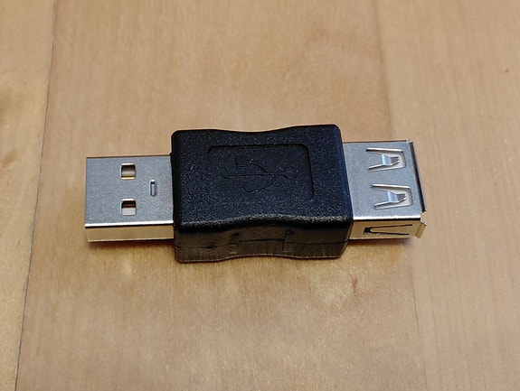 USB-A uros-naaras adapteri
