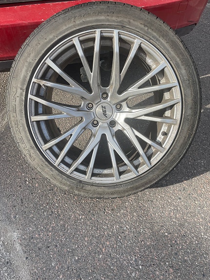 BMW. X5 renkaat alumiini vanteilla