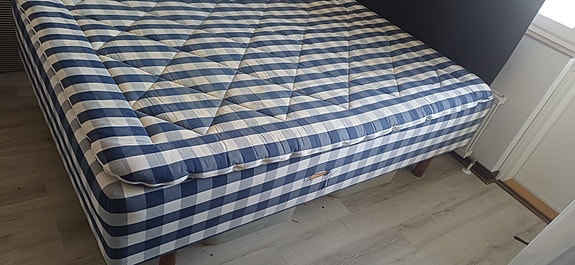 Myydään laadukas Hästens 140 cm sänky. Erittäin mukava ja tukeva premium-sänky.
