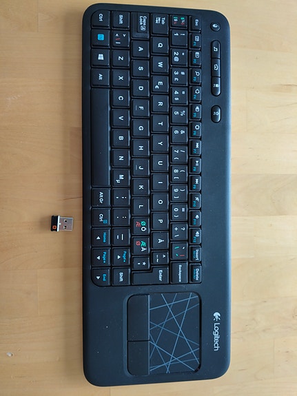 Logitech langaton näppäimistö kosketuslevyllä