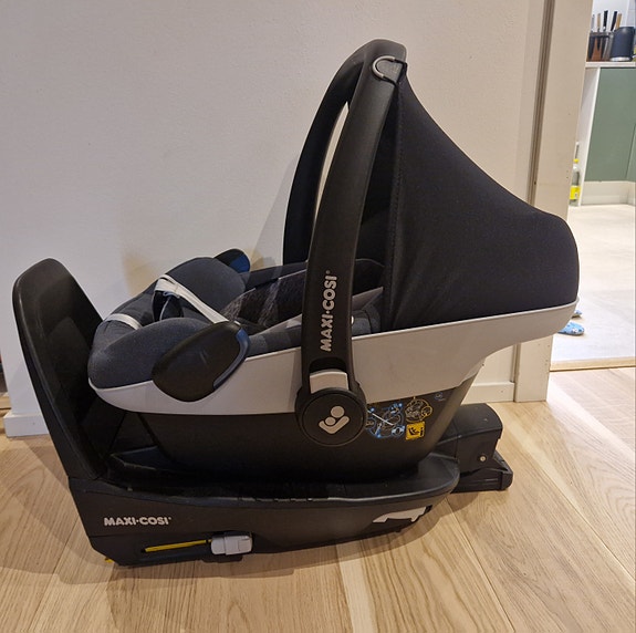Maxi-Cosi Pebble Pro i-Size turvakaukalo + telakka