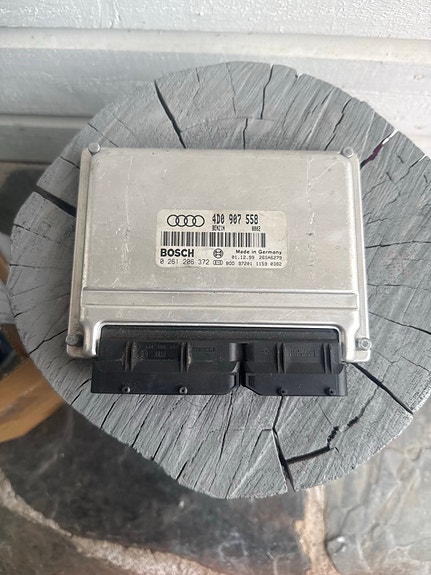 Audi S8 D2 moottorinohjain (Bosch 4D0 907 558)