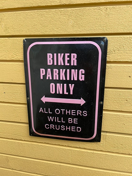 Moottoripyörä (Biker parking only) peltikyltti