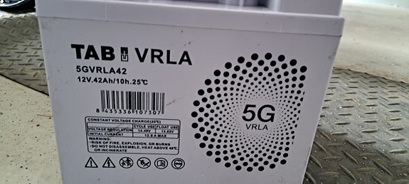 Lyijyakku 12V/42ah. (Kerran käytetty)