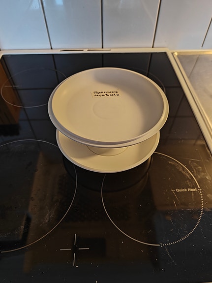 Tupperware tarjoiluastia