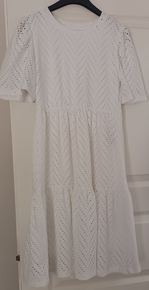 Valkoinen mekko
