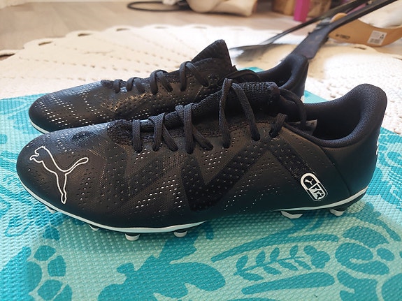 Puma jalkapallokengät 42