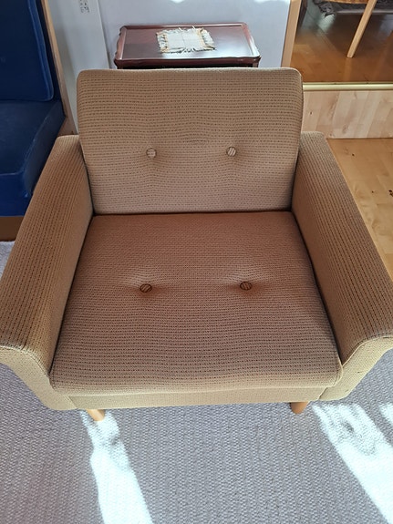Beige nojatuoli  ( 2 kpl myynnissä)