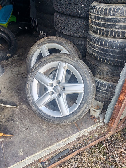 225/45 R17 kesärenkaat vanteilla