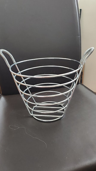 Metallinen hedelmäkori
