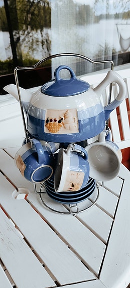 Teeastiasto telineessä