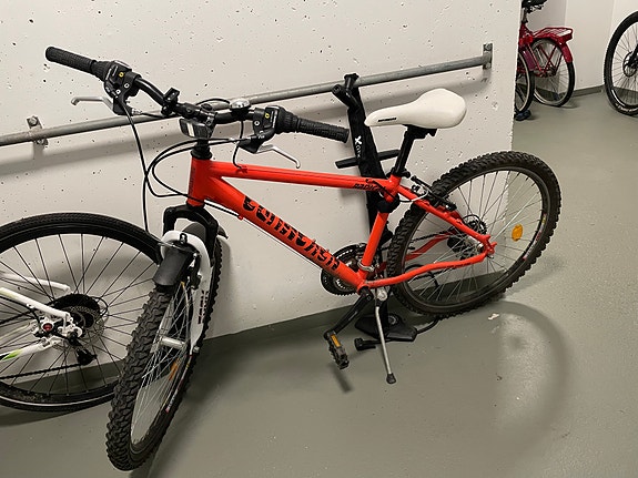 Hyväkuntoinen nuorisopyörä 26” renkailla