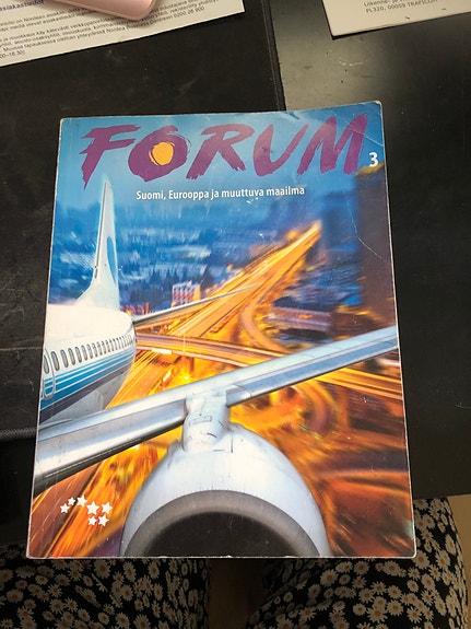 Forum 3 ja Manner - yhteiskuntaopin ja maantiedon oppikirjat