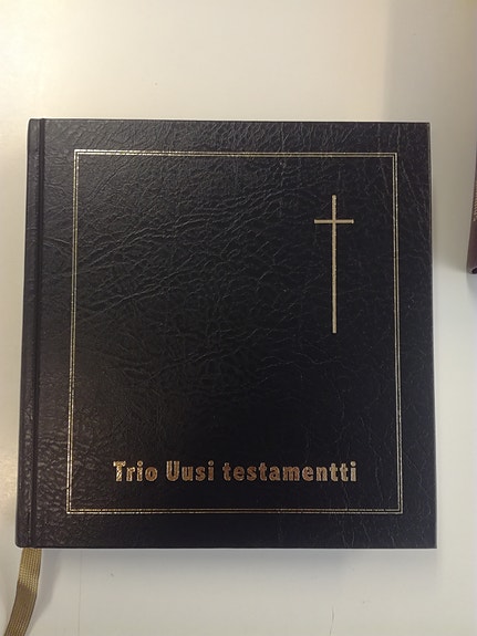 Trio Uusi testamentti kovakantinen kirja