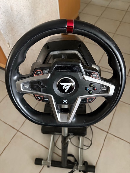 Thrustmaster rattiohjain polkimilla ja Wheel Stand Pro -teline