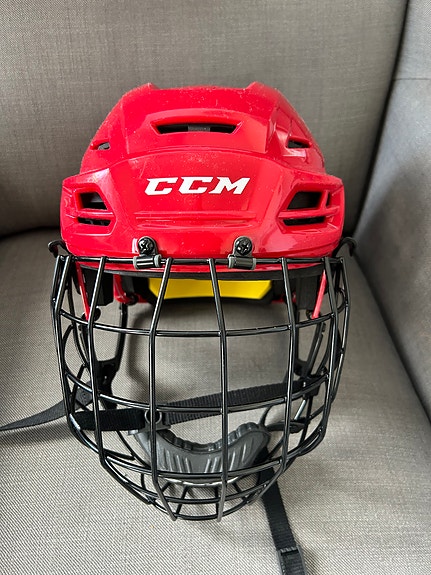 CCM Tacks 210 jääkiekkokypärä
