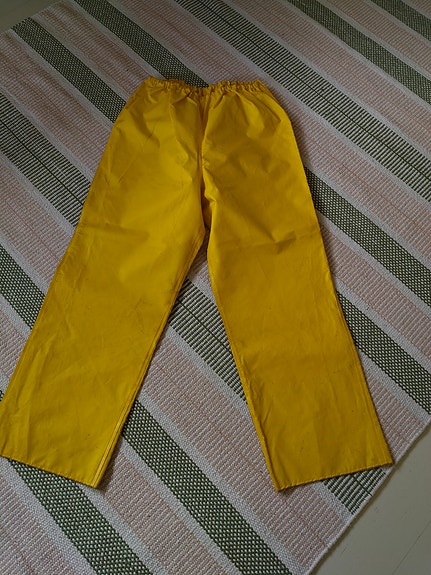 Keltaiset sadehousut