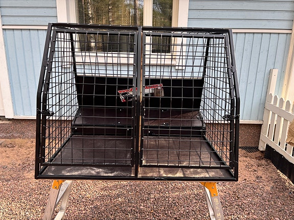 Kahden koiran häkki autoon