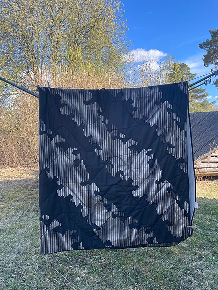 Päiväpeitto, Familon , musta-kulta-harmaa  kuosinen
