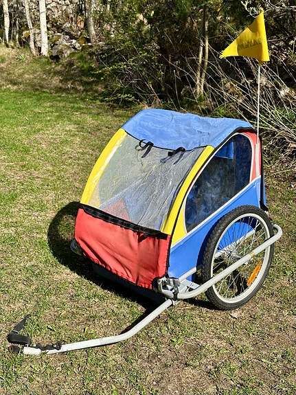 Biltema pyörän peräkärry lapsille sininen