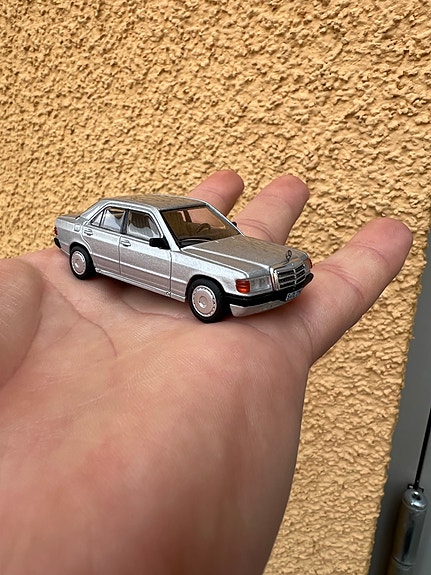 Mercedes benz 190 pienoismalli 1:64