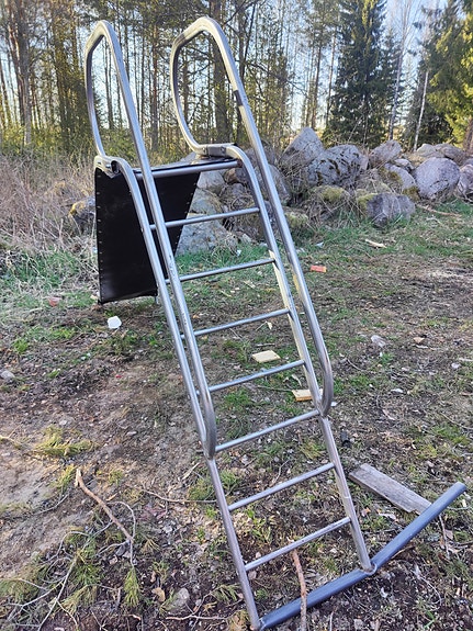 Lasten liukumäki metallirungolla