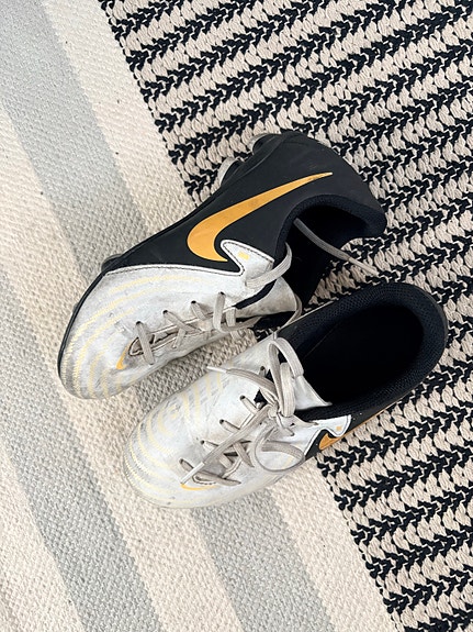 Nike jalkapallokengät koko 32 valko-mustat