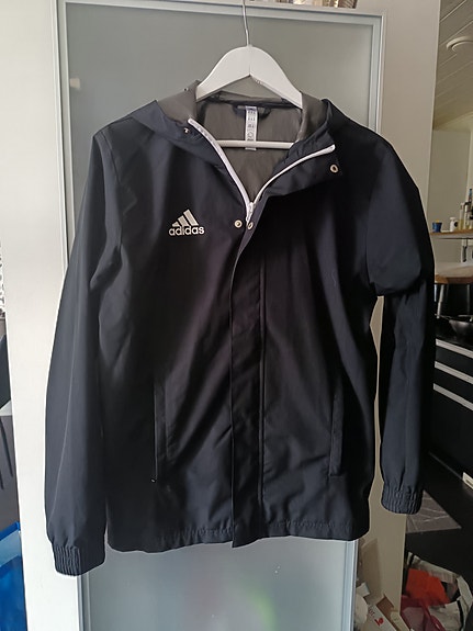 Adidas tuulitakki XS musta