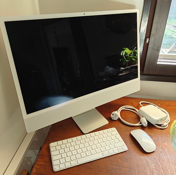 Apple iMac 24” M1 / 8 Gt / 256 Gt SSD + Apple näppäimistö ja hiiri